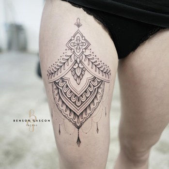 Mandala Oberschenkel Tattoo