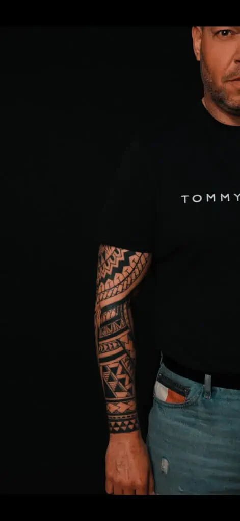 Maori-Tattoo auf dem Unterarm