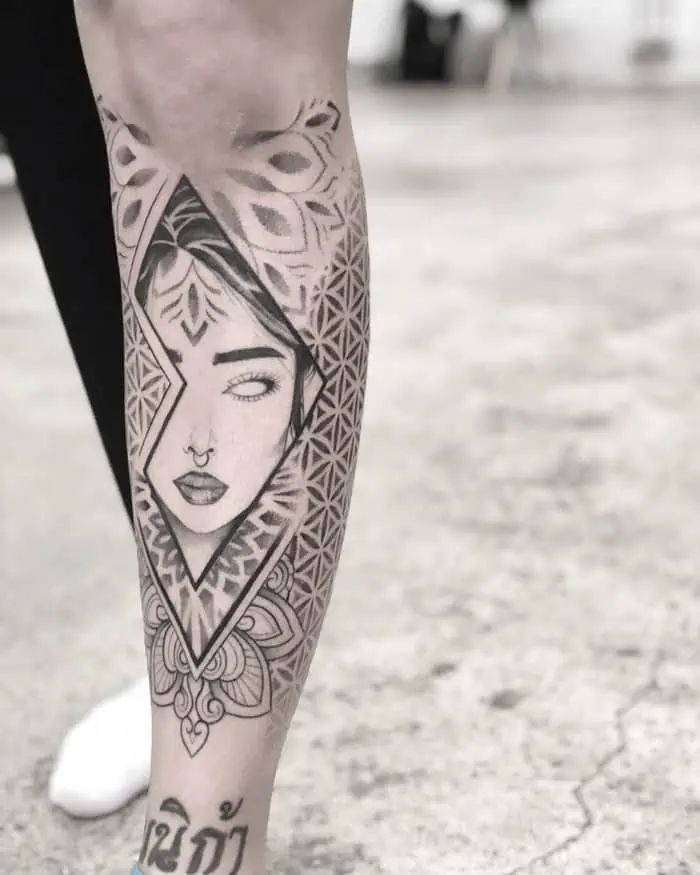 tatouage de mandala sur toute la jambe