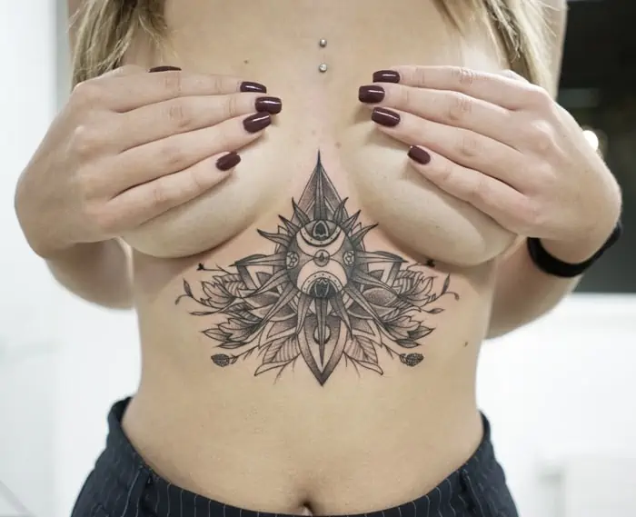 Mandala Tattoo Mitte Brust