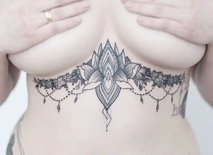 tatouage mandala de la poitrine
