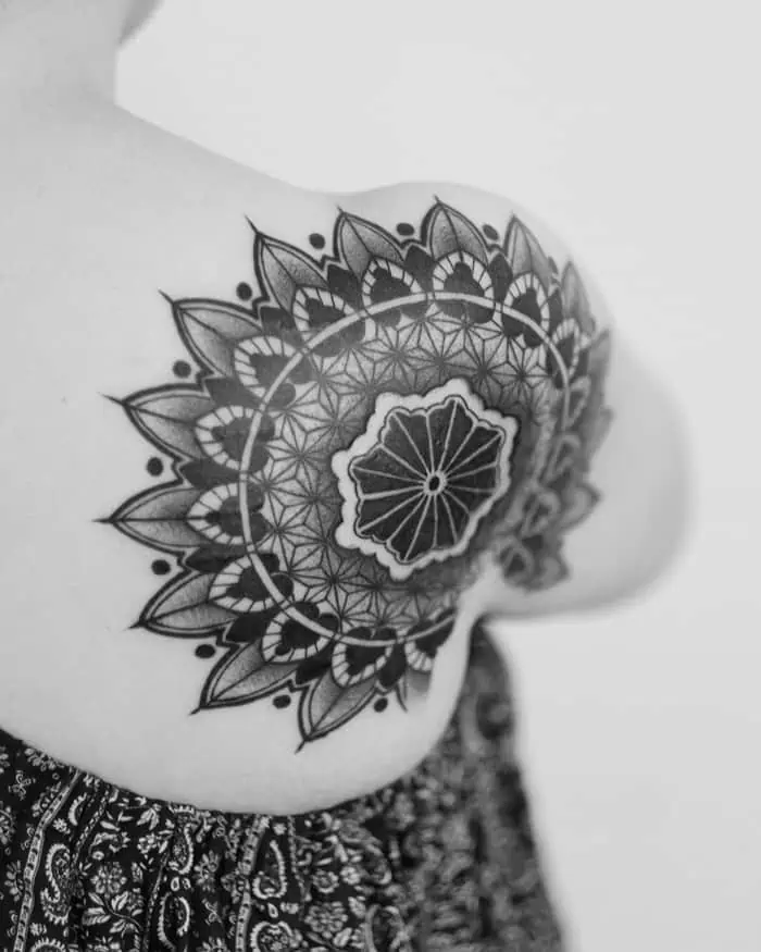 tatouage mandala sur l'épaule