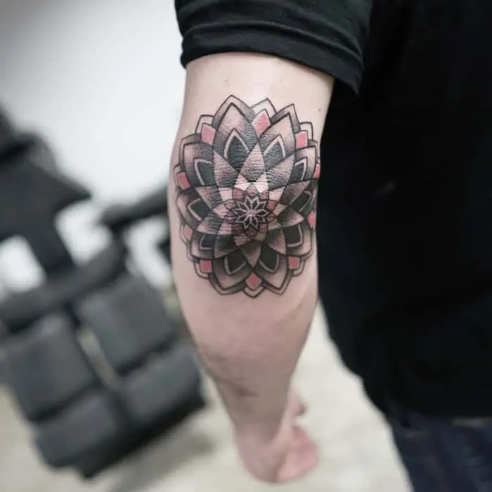 tatouage mandala couleur coude