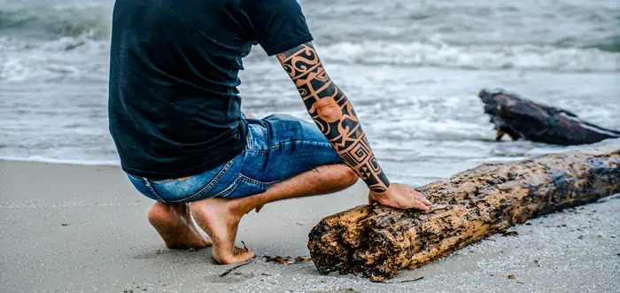 bras maori design plage