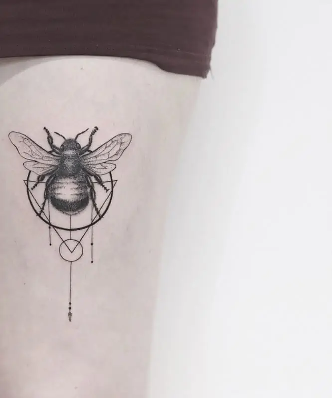 tatouage géométrique de cuisse d'abeille