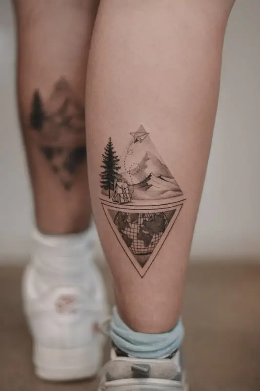 tatouage de mollet en forme de triangle avec montagne et carte géométrique