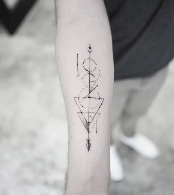 tatouage géométrique triangle et flèche sur l'avant-bras