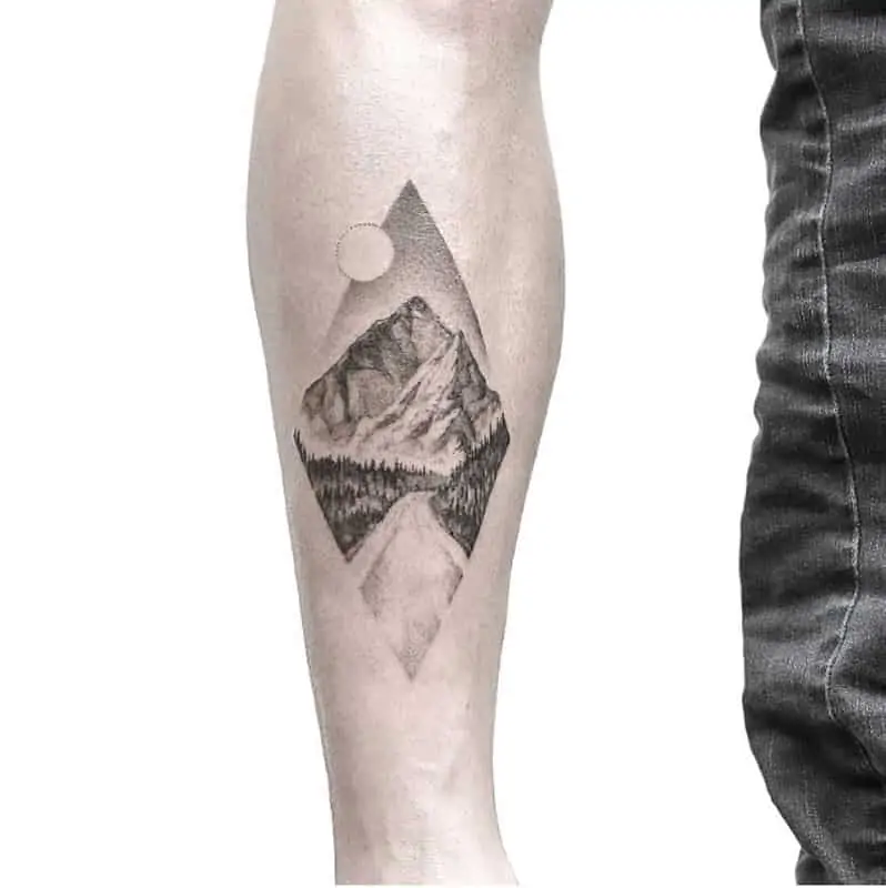 tatouage géométrique en forme de diamant et de montagne