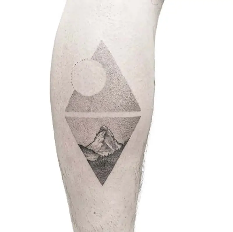 tatouage géométrique de veau, triangle et montagne