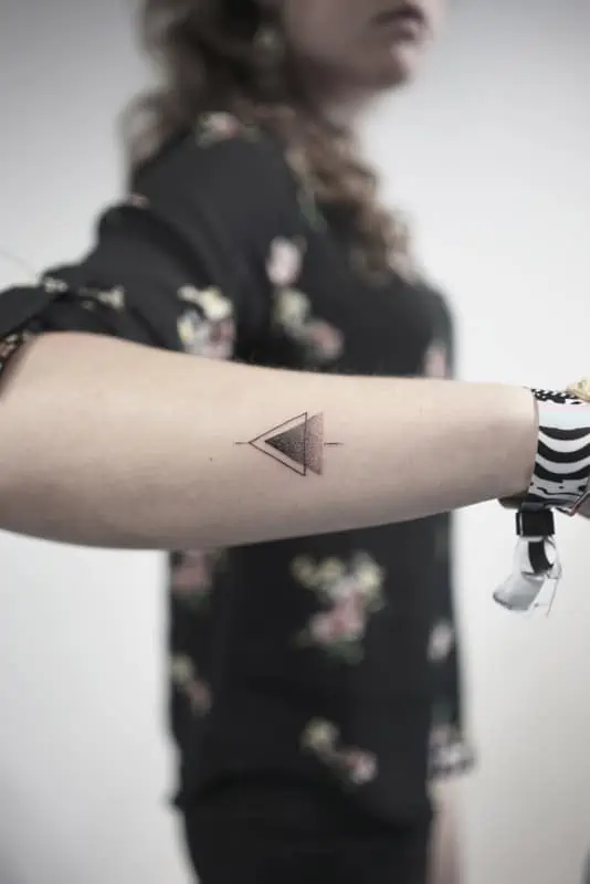 tatouage géométrique de l'avant-bras en forme de petit triangle